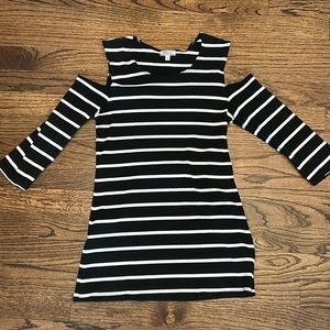 Fun cut out shoulder 3/4 length sleeve by Froxx (stitch fix) size Small